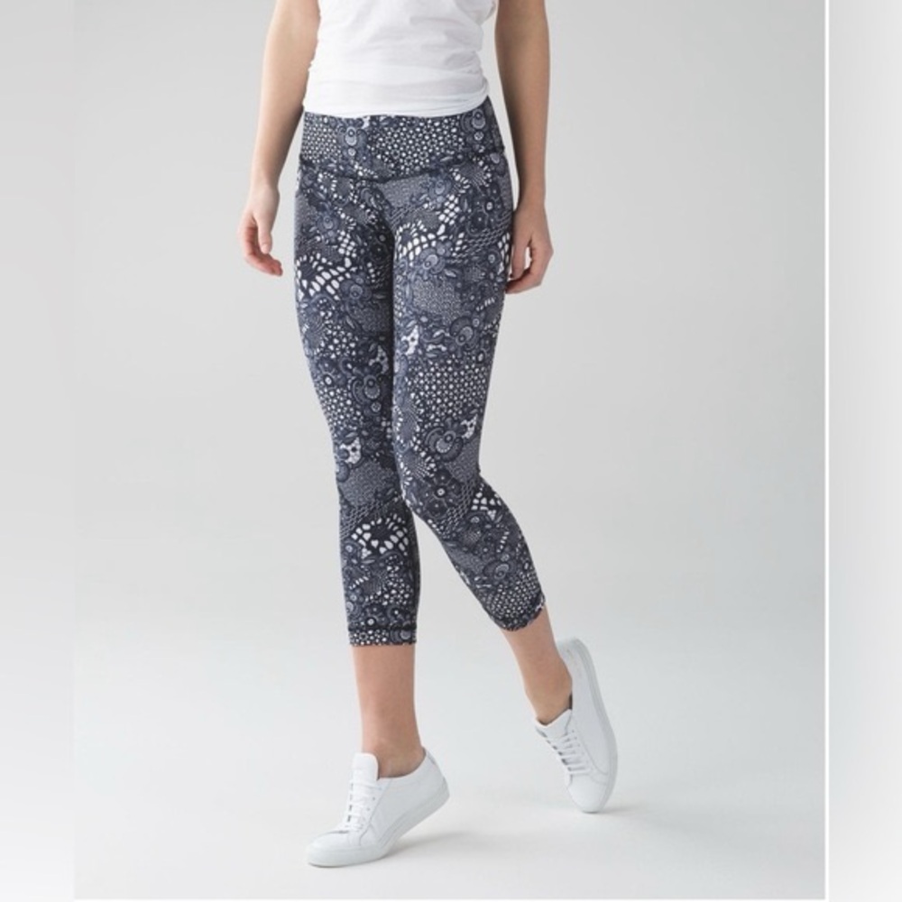 Lululemon Athletica Black and White cropped design Leggings